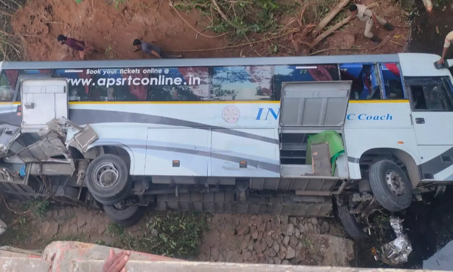 ప్రకాశం జిల్లాలో ఘోర రోడ్డు ప్రమాదం ప్రకాశం జిల్లాలో ఘోర రోడ్డు ప్రమాదం