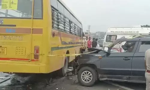 స్కూల్ బస్సును ఢీ కొట్టిన కారు.. ఆరుగురి మృతి