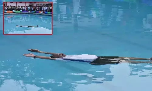 64 ఏళ్ల వయసులో డిప్యూటీ స్పీకర్ సాహసం.. గంటపాటు జలాసనం