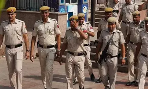 ఢిల్లీలో మరో దారుణం.. పోలీసునని చెప్పి బ్లాక్ మెయిల్ చేసి..