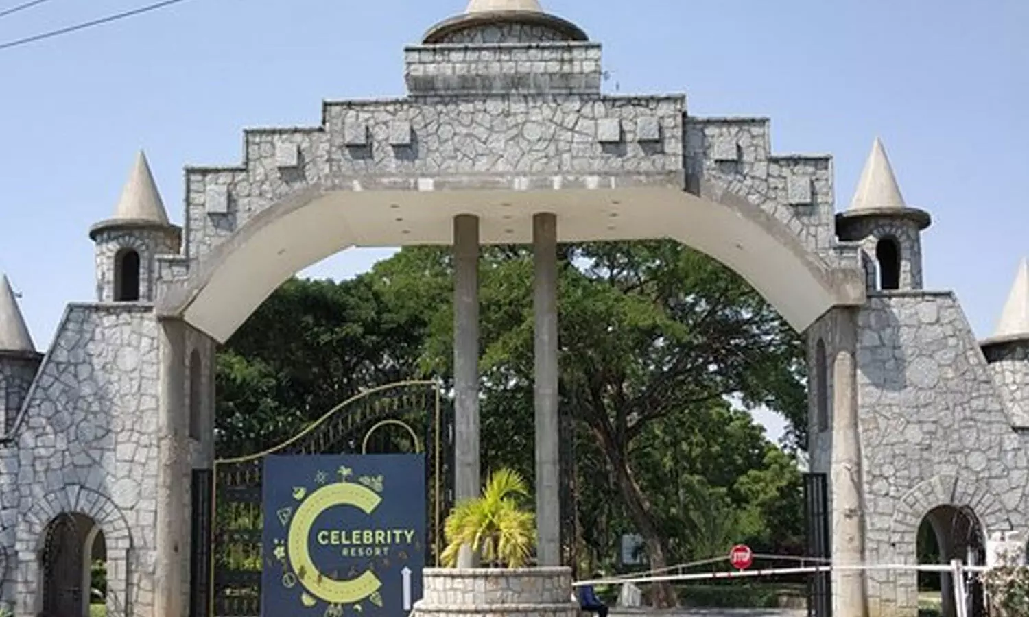 శామీర్ పేటలో కాల్పుల కలకలం.. బుల్లితెర నటుడిపై కేసు