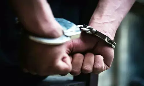 వీళ్లకేం పోయేకాలం.. ఈసారి ఏకంగా చెవిలోనే మూత్రం పోశాడు