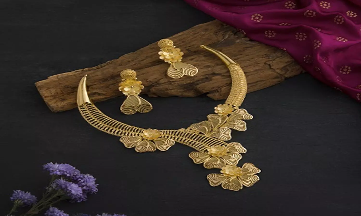 గోల్డ్ లవర్స్ కు గుడ్ న్యూస్.. నేటి బంగారం ధరలు ఇలా !