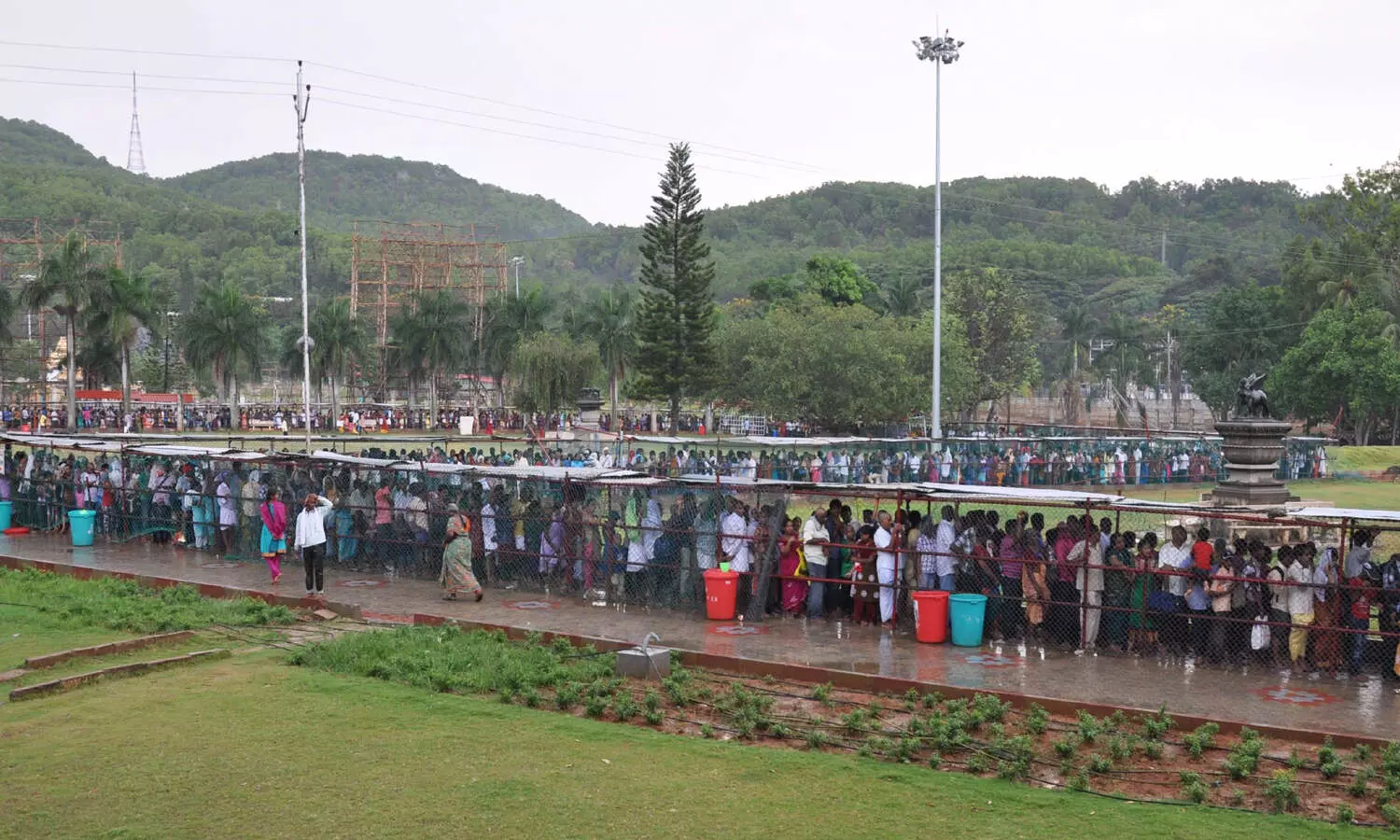 తిరుమలలో సండే రష్.. దర్శనానికి ?