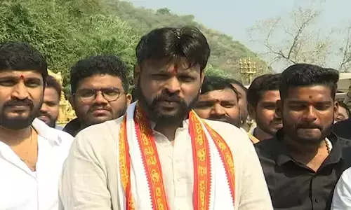 భాగ్యలక్ష్మి ఆలయం వద్ద చికోటి ప్రవీణ్ హల్ చల్