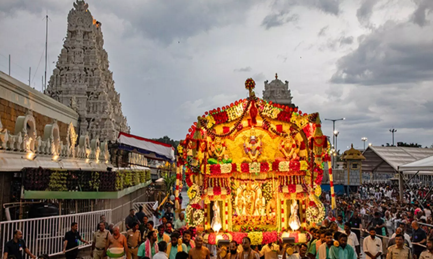 తిరుమలలో తగ్గిన భక్తుల రద్దీ.. నేడే ఆ టికెట్ల విడుదల