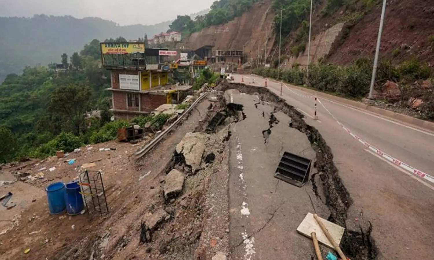 కారును నాలాలోకి తోసేసిన విరిగిన రోడ్డు.. ముగ్గురి మృతి