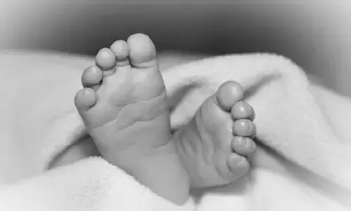 అమానుషం.. రైల్వే ట్రాక్ పక్కన 10 రోజుల పసికందు