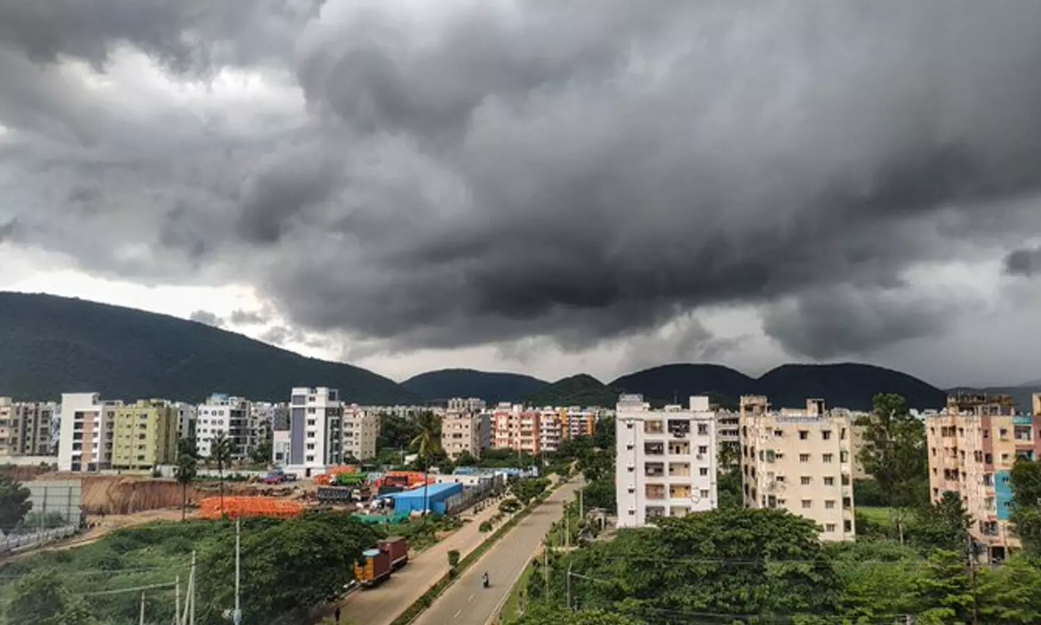 విశాఖకు రెడ్ అలర్ట్.. బయటకు రాకండి