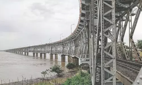 రాజమండ్రి రోడ్డు కం రైలు వంతెనపై వీటికి అనుమతి లేదు