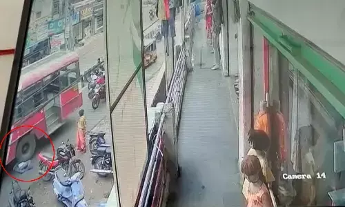 ఆర్టీసీ బస్ కిందపడి వ్యక్తి ఆత్మహత్య