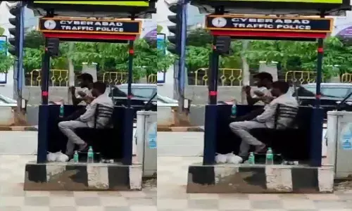 మాదాపూర్ ట్రాఫిక్ బూత్ లో మందుబాబుల హంగామా