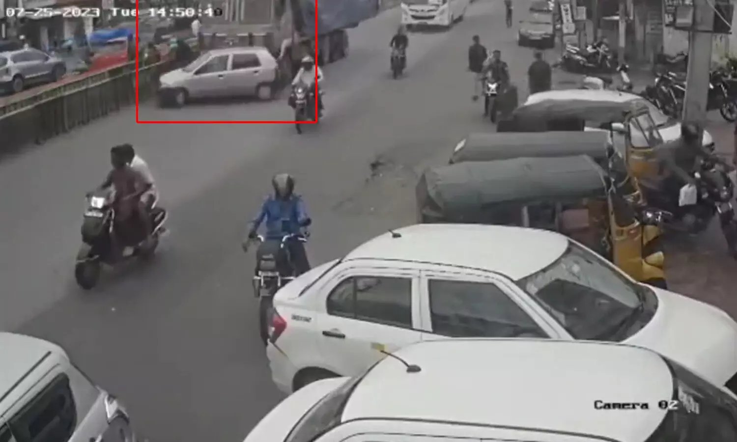 కారును ఈడ్చుకెళ్లిన లారీ.. ప్రాణాలతో బయటపడ్డ ఇద్దరు వ్యక్తులు