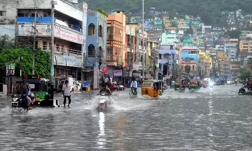 బెజవాడలో విరిగిపడిన కొండచరియలు..