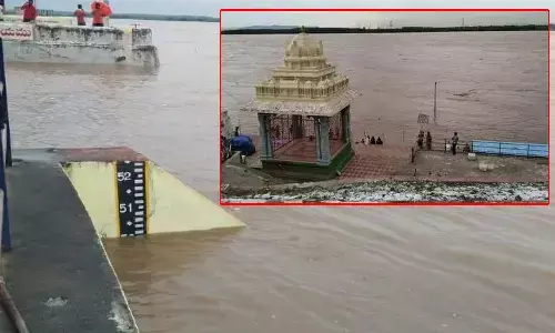 50 అడుగులు దాటిన ఉగ్రగోదారి.. రెండో ప్రమాద హెచ్చరిక