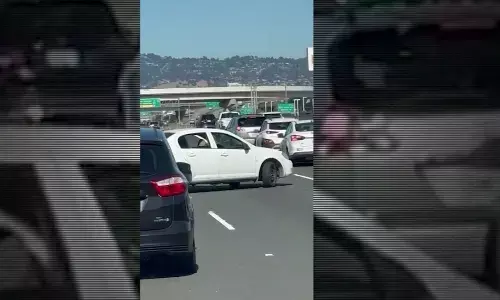 నడిరోడ్డుపై నగ్నంగా వచ్చిన మహిళ.. తుపాకీతో..!