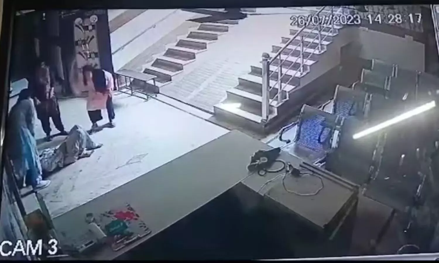 ఆమె అరుపులు వినగానే పరిగెత్తుకుని వచ్చారు.. తీరా..!