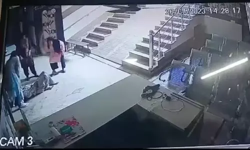 ఆమె అరుపులు వినగానే పరిగెత్తుకుని వచ్చారు.. తీరా..!