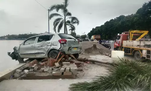 ట్యాంక్‌బండ్‌పై నుండి హుస్సేన్ సాగర్ లో పడిపోయేదే