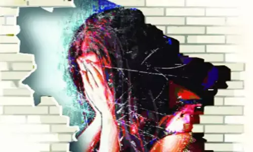 ఆమెకు అసభ్యకరమైన మేసేజ్ లు, ఫోటోలు పంపుతున్న ఎస్పీ