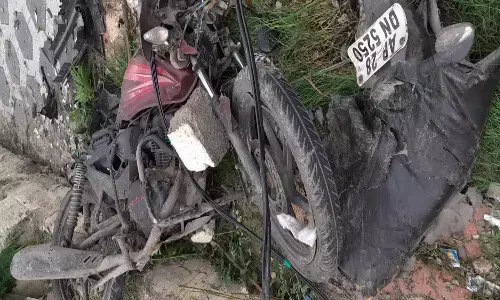 రెండు ముక్కలైన ద్విచక్రవాహనం.. కారులో మద్యం బాటిళ్లు