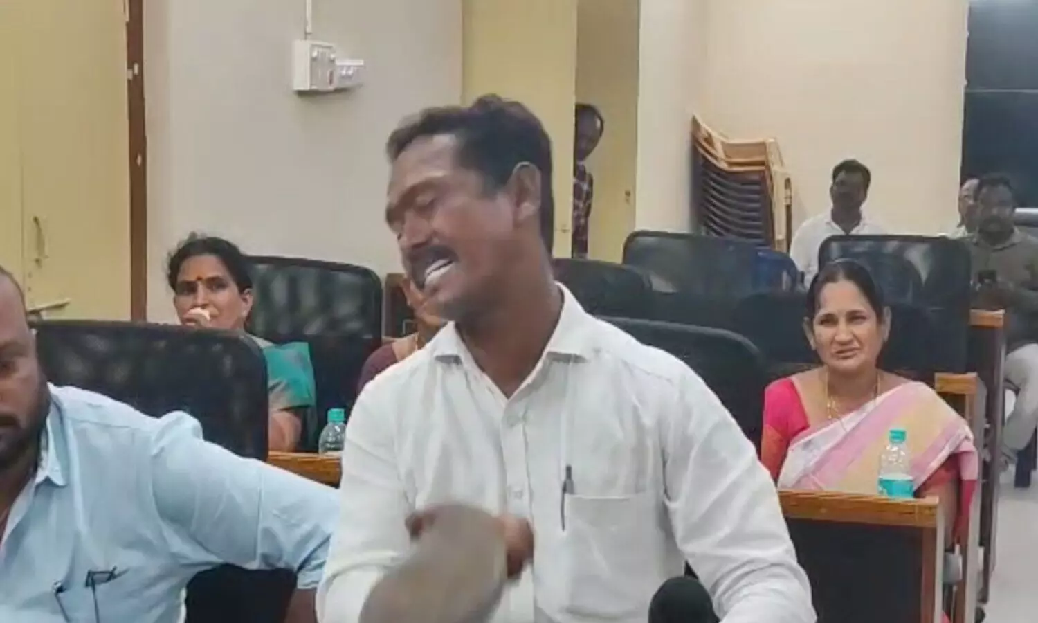 చెప్పుతో కొట్టుకున్న టీడీపీ కౌన్సిలర్