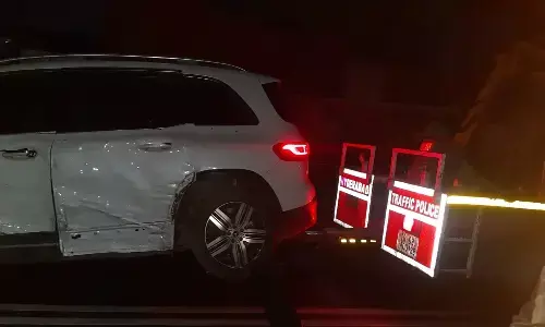 రోడ్డు మీద ఎలక్ట్రికల్ బెంజ్ కార్ బీభత్సం