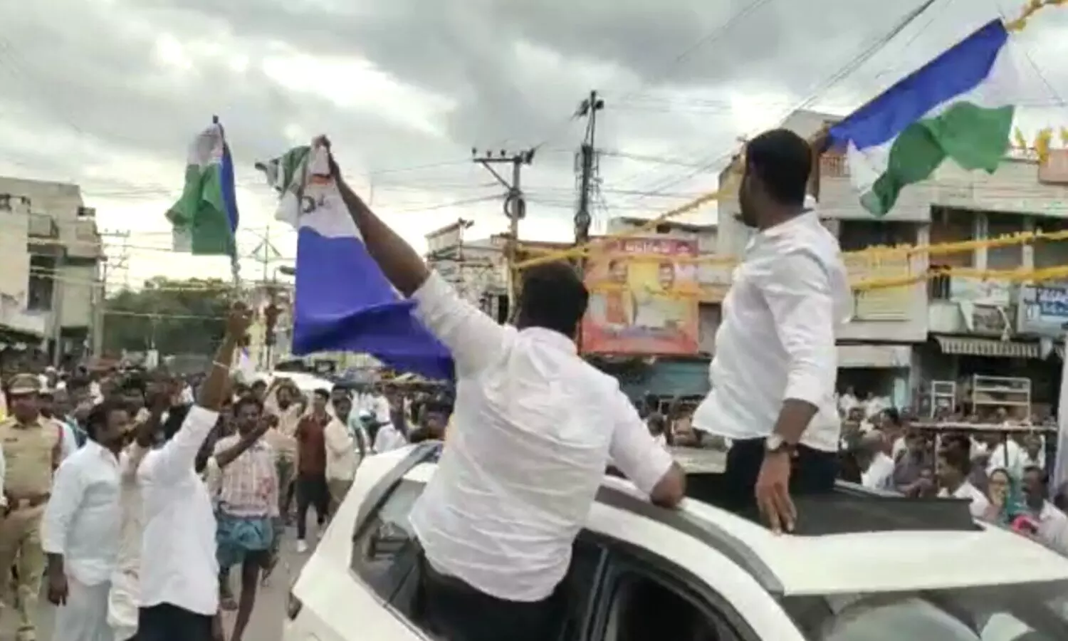 చంద్రబాబు పర్యటన.. ఓపెన్ టాప్ వాహనంలో వచ్చిన వైసీపీ నేతలు