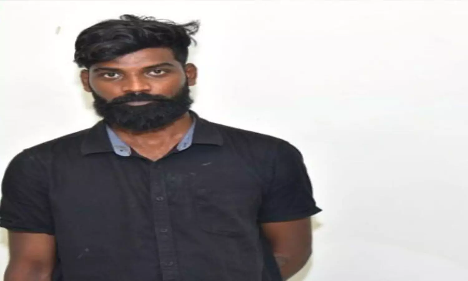 నాటు తుపాకీతో స్పాట్ పెట్టాడు.. పేలకపోవడంతో..!