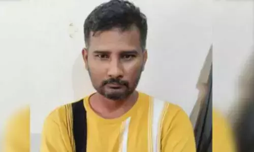 వేరే వ్యక్తితో అఫైర్ గురించి ఆమె క్యాబ్ లో మాట్లాడింది