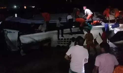 వంతెనపై నుండి నదిలో పడ్డ బస్సు