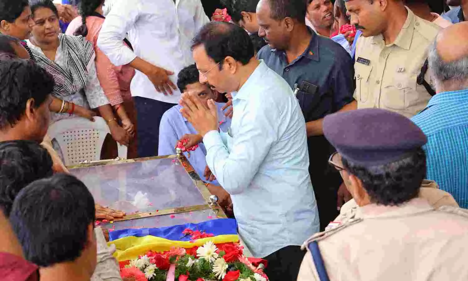 ఉద్యోగుల‌ కష్టాలపై పాట రాసి సంస్థకు అంకితం చేస్తాన‌న్నారు.. అంతలోనే.. : సజ్జనర్