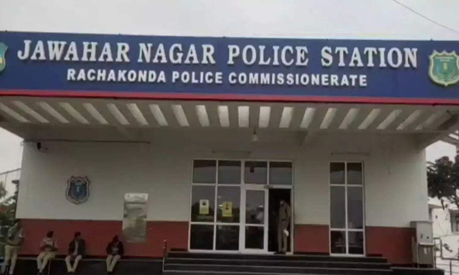 మద్యం మత్తులో రోడ్డుపై వెళుతున్న మహిళ బట్టలు చింపేశాడు