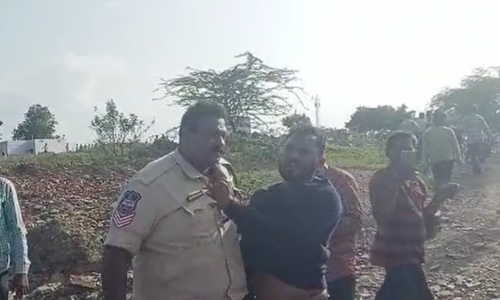 మందుబాబు వీరంగం.. కానిస్టేబుల్ గల్లా పట్టుకుని..