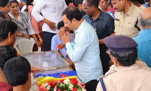 ఉద్యోగుల‌ కష్టాలపై పాట రాసి సంస్థకు అంకితం చేస్తాన‌న్నారు.. అంతలోనే.. : సజ్జనర్