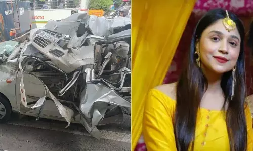 రెండు ట్రక్కుల మధ్య నలిగిపోయిన కారు, అమ్మాయి