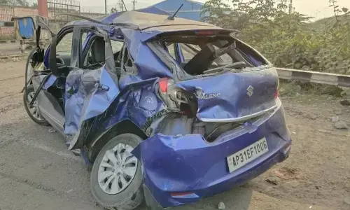 విశాఖలో కారును ఢీకొన్న ట్రైన్.. మిరకిల్ ఏమిటంటే?