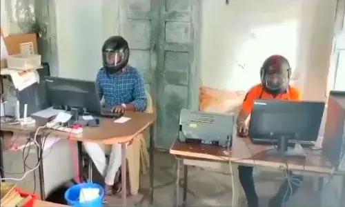 ఆఫీసు లోపలికి వచ్చినా హెల్మెట్లను తీయలేరు