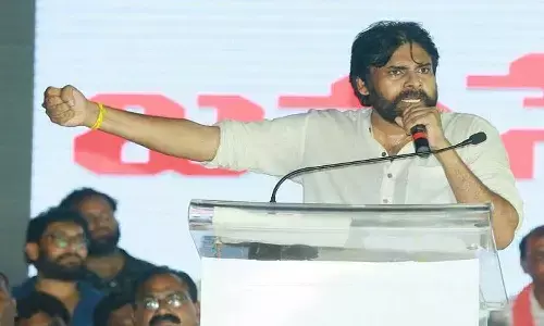 తెలంగాణ వాళ్లు తన్ని తరిమేస్తే జగన్ ఉత్తరాంధ్రపై పడ్డాడు: పవన్ కల్యాణ్.