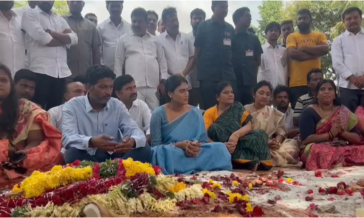 గద్దర్ సమాధి వద్ద నివాళులు అర్పించిన వైఎస్ షర్మిల