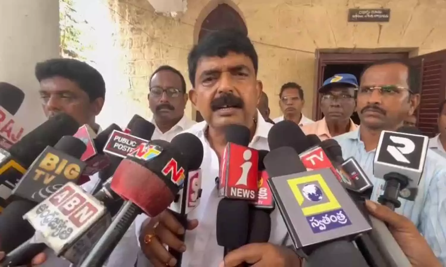 ఆ స్థానాల్లో జనసేన అభ్యర్ధులు బరిలో ఉండరా..? : పేర్ని నాని ఆ స్థానాల్లో జనసేన అభ్యర్ధులు బరిలో ఉండరా..? : పేర్ని నాని