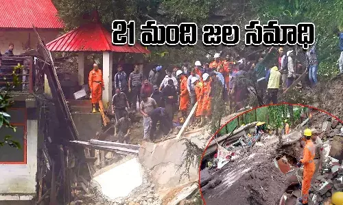 విరిగిపడ్డ కొండచరియలు.. 21 మంది మృతి