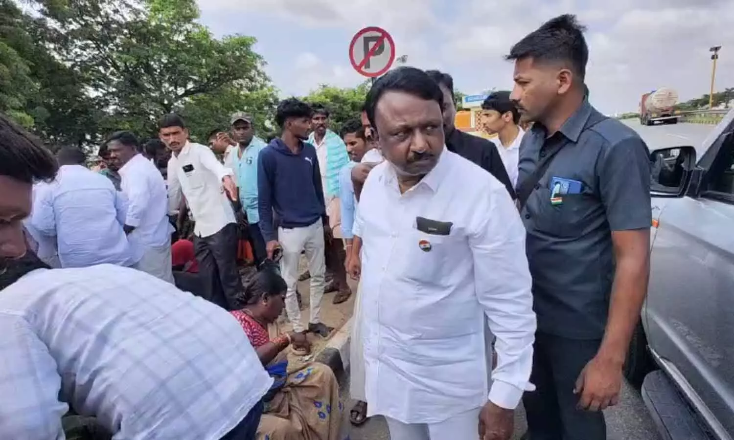 మానవత్వం చాటుకున్న అలంపూర్ ఎమ్మెల్యే