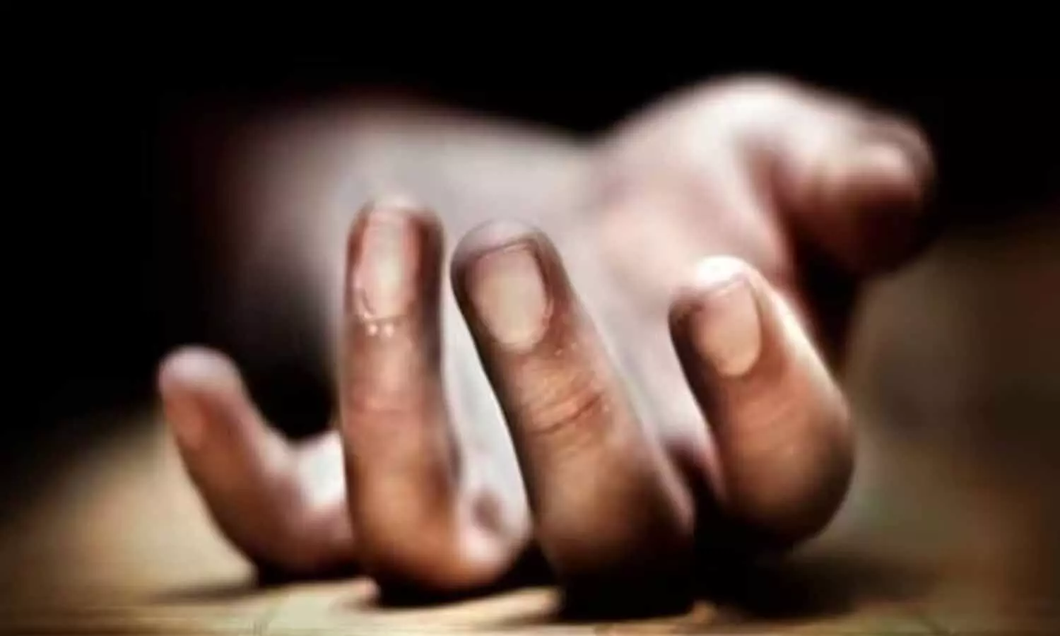 నాటు తుపాకీ పేలి చిన్నారి మృతి