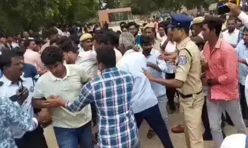 శ్రీనిధి ఇంజినీరింగ్‌ కాలేజీ దగ్గర ఉద్రిక్తత