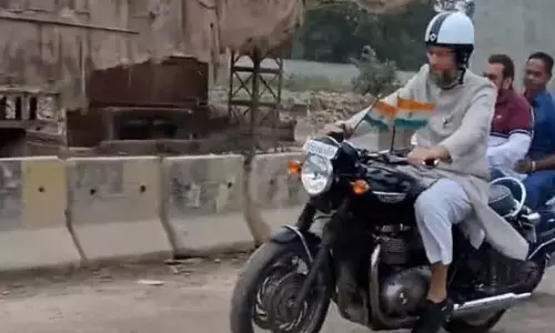 రోడ్డుపై బైక్ మీద దూసుకుపోతున్న ఈయన ఎవరో తెలుసా?