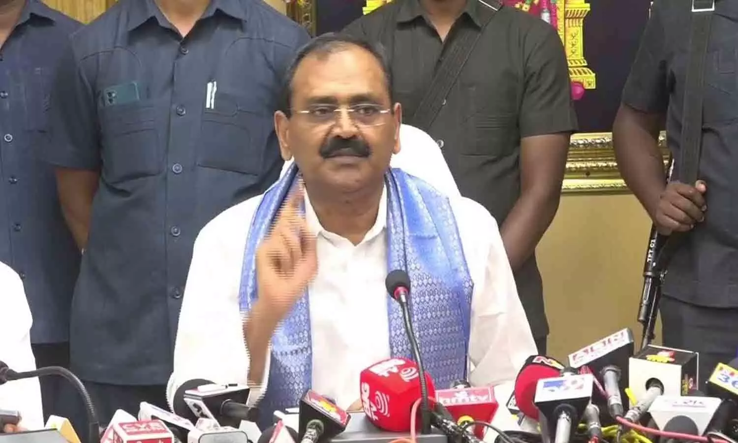 భక్తులకు ఊత‌కర్రల పంపిణీ.. విమ‌ర్శ‌ల‌పై స్పందించిన టీటీడీ చైర్మన్