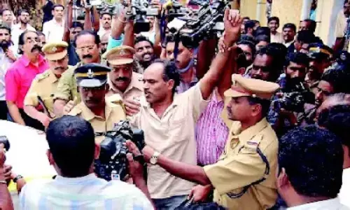 మల్లా రాజి రెడ్డి: ఆయన్ను పట్టిస్తే కోటి రూపాయలు