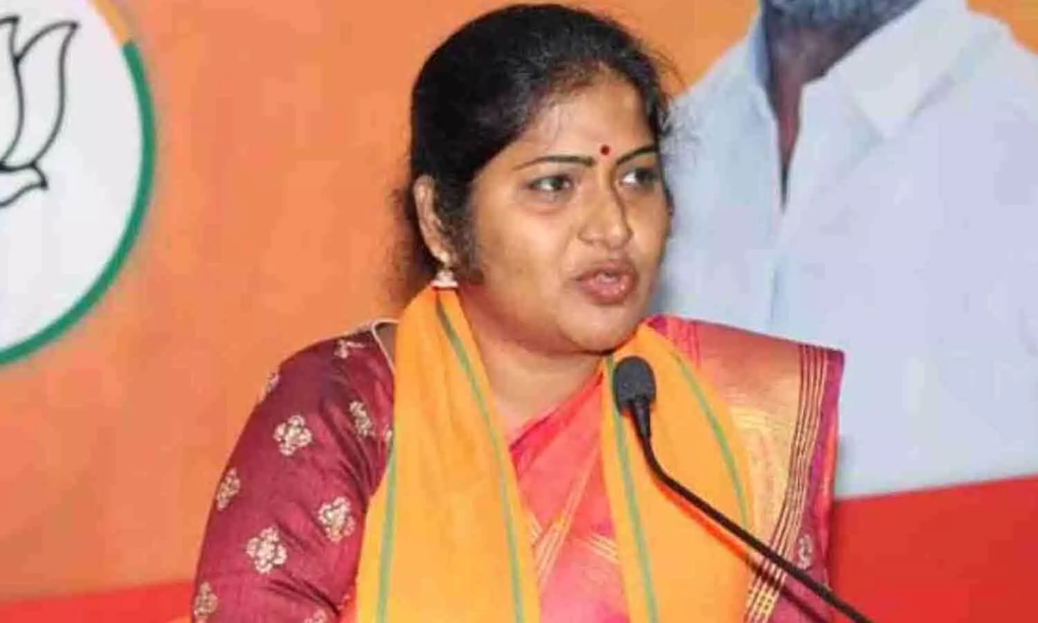 బీఆర్ఎస్ అభ్య‌ర్ధుల జాబితా.. మహిళలకు కవిత క్షమాపణ చెప్పాలి : రాణీ రుద్రమ