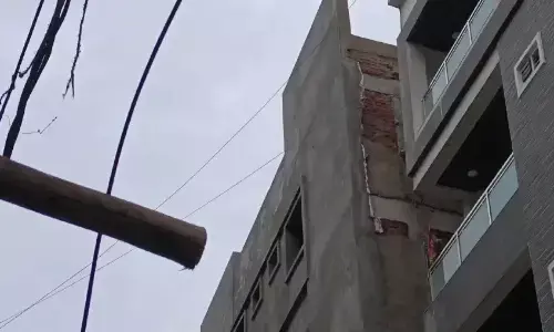 హైదరాబాద్ లో పక్కకు ఒరిగిన బిల్డింగ్ ను కూల్చివేసిన అధికారులు